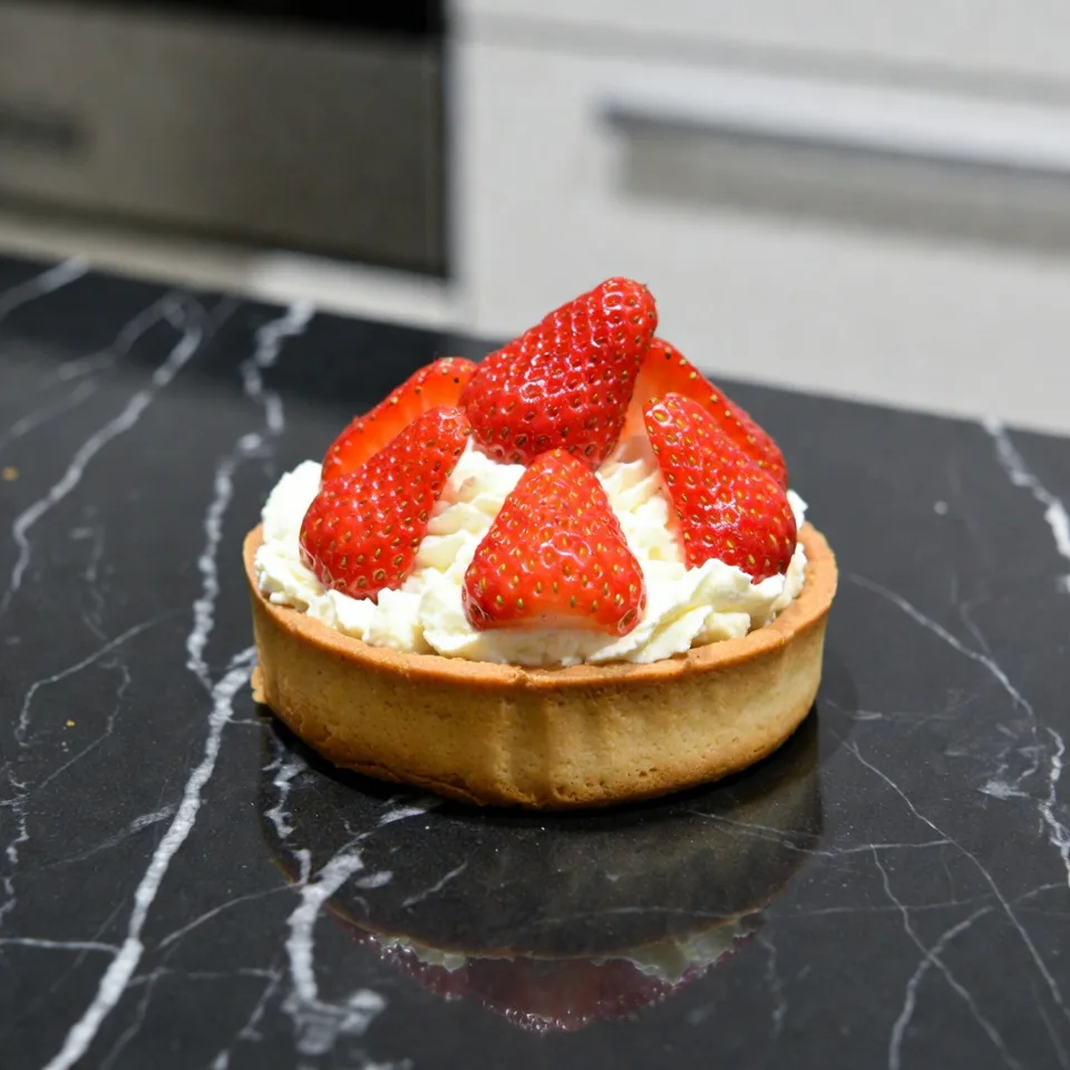 Jordgubbscheesecake-skål med krämig kvarg