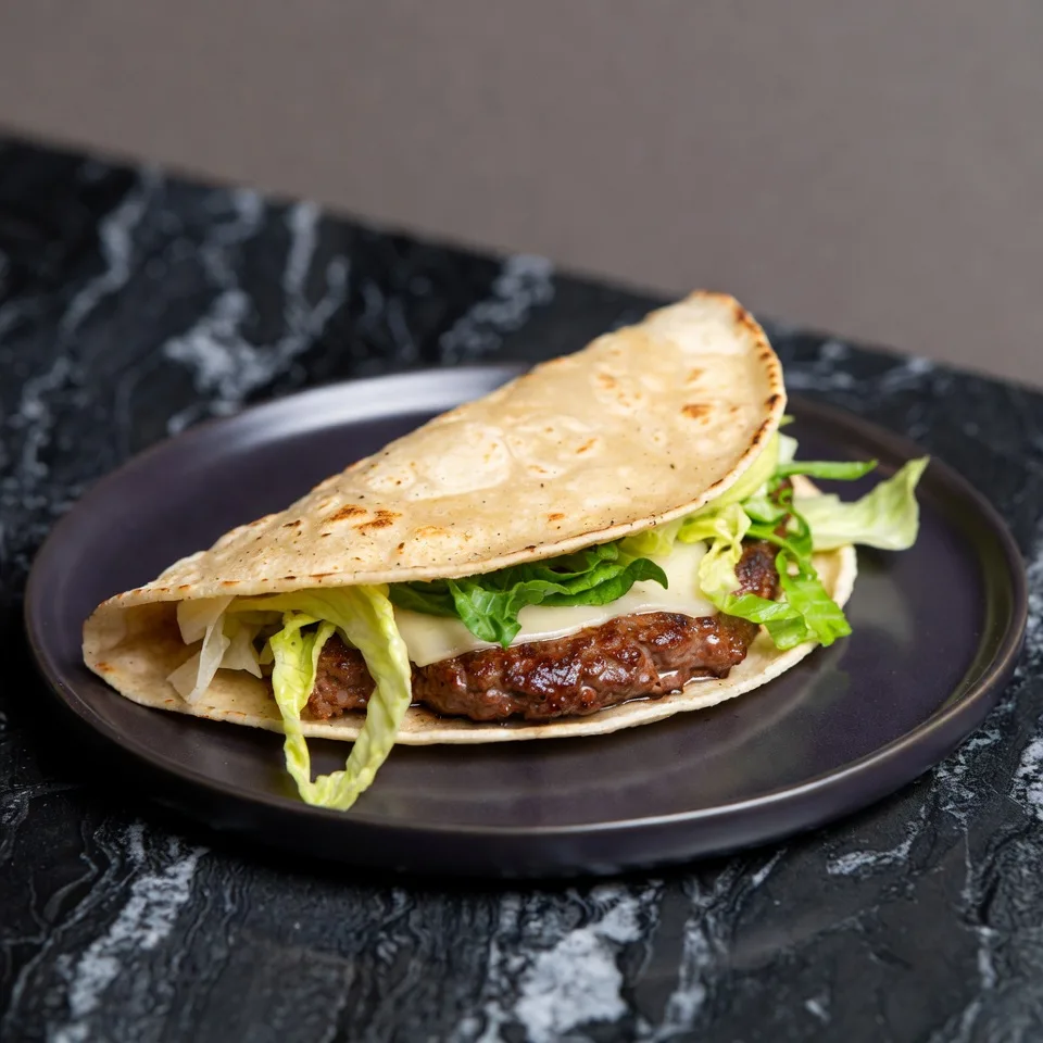 Smashed Burger-tacos med krispig sallad