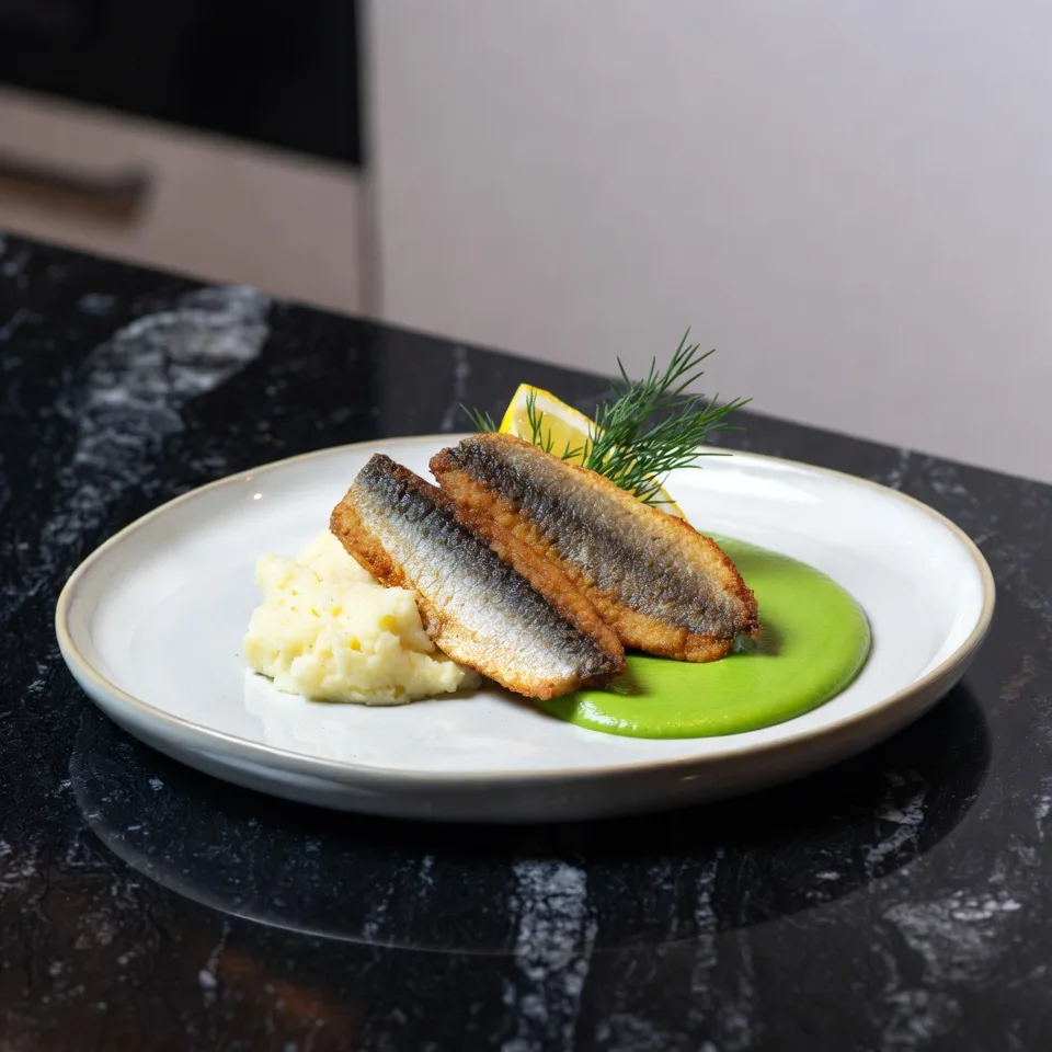 Stekt strömming med blomkålsmos och ärtpuré